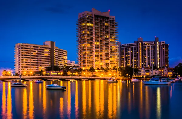 Edificios en Belle Island por la noche, en Miami Beach, Florida . — Foto de Stock