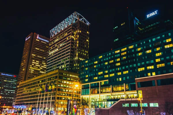 Buildings on Pratt Street at night, in downtown Baltimore, Maryl — Stock Photo, Image