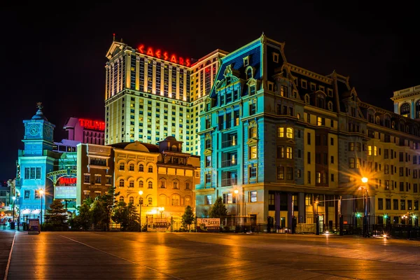 Buildings on the boardwalk at night in Atlantic City, New Jersey — Stock Photo, Image