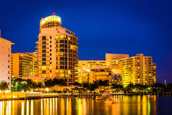 Edifícios na costa ocidental à noite, Miami Beach, Flórida . — Fotografia de Stock