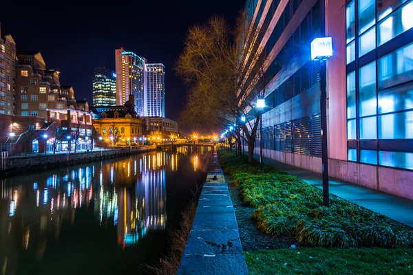 Buildings reflecting in the water at night in the Inner Harbor o — Stock Photo, Image