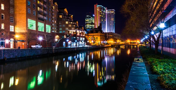 Buildings reflecting in the water at night in the Inner Harbor o — Stock Photo, Image