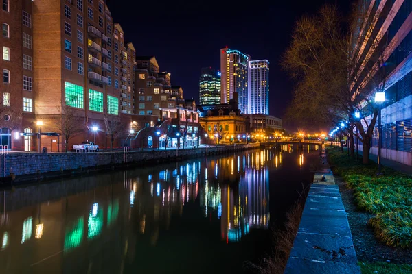 Buildings reflecting in the water at night in the Inner Harbor o — Stock Photo, Image