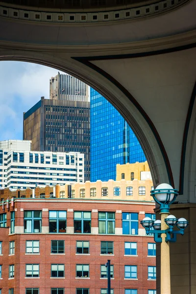 Buildings seen through the arch at Rowes Wharf in Boston, Massac — Stock Photo, Image