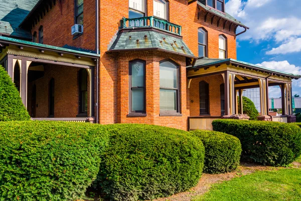 Arbustos frente a una casa antigua en Spring Grove, Pennsylvania . — Foto de Stock