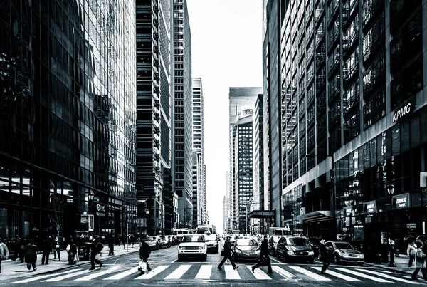 Intersection achalandée et gratte-ciel à Center City, Philadelphie , — Photo