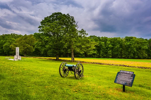 Cannon ve işaret bir alanda gettysburg, pennsylvania. — Stok fotoğraf