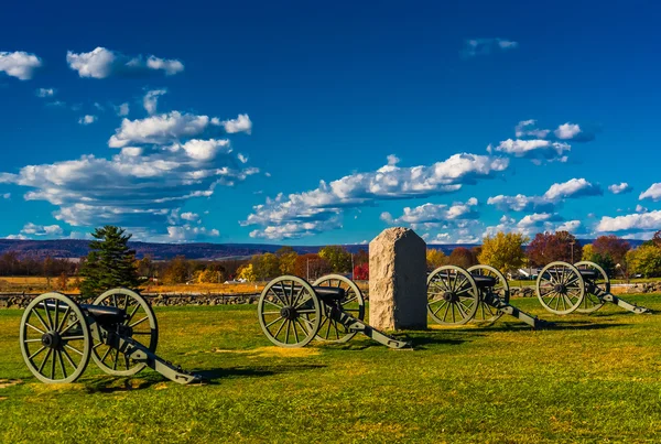 Cannons and a monument at Gettysburg, Pennsylvania. — Stock Photo, Image