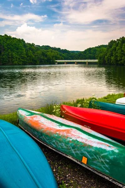 Canoas ao longo da costa do Reservatório Prettyboy em Baltimore, Mary — Fotografia de Stock