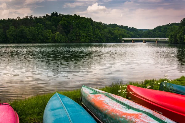 Canoes along the shore of Prettyboy Reservoir in Baltimore, Mary — Stock Photo, Image