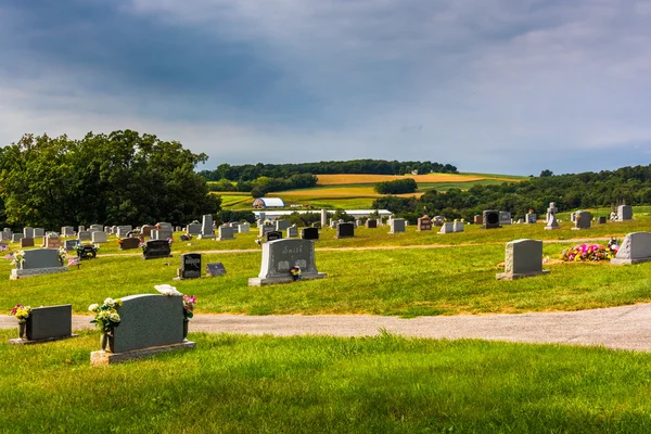 Begraafplaats en uitzicht op de glooiende heuvels in york county, pennsylvania. — Stockfoto