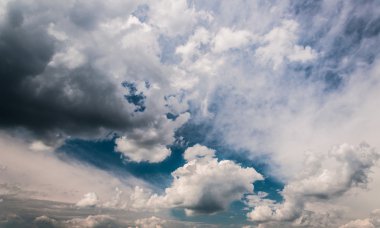 Dramatik, fırtınalı yaz gökyüzündeki bulutlar. 