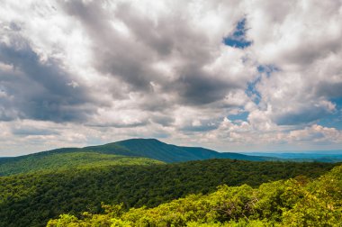 shenandoah Milli Parkı içinde blue ridge Dağları üzerinde bulutlar