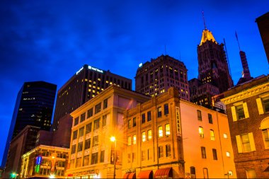 küme binalar gece şehir merkezinde baltimore, maryland. 