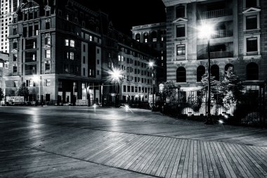 atlantic City'deki gece sahil boyunca renkli binalar