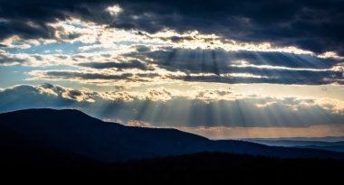 skyline sürücü görülen appalachians, üzerine crepuscular ışınları 