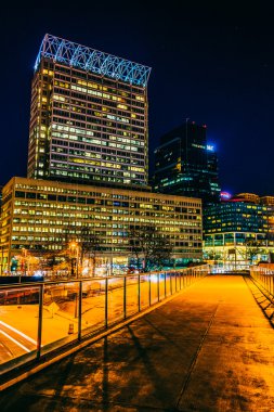 yüksek kaldırım ve modern gökdelenler Baltimore, geceleri m