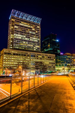 yüksek kaldırım ve modern gökdelenler Baltimore, geceleri m