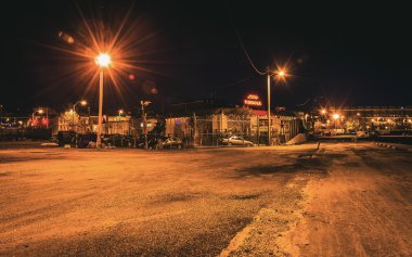 boş park yeri ve küçük havana balti gece restoranda