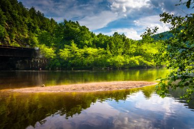 bulutlar yansımaları lehigh nehirde, lehigh gorge, akşam 