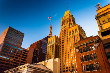 akşam ışığı şehir binalar bir kümede baltimore, m