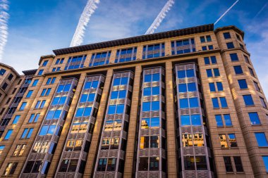 washington, modern bir bina üzerinde ışık akşam dc. 