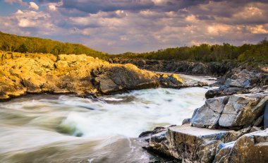 kayalar ve büyük, potomac Nehri Rapids'de akşam ışık