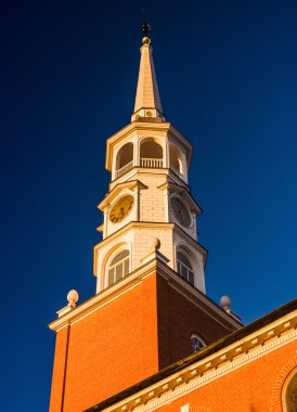 York, pennsylvania bir kilisenin çan kulesi ışık akşam. 