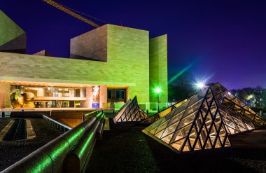 cam piramit ve Ulusal Galeri Doğu İnşaat 