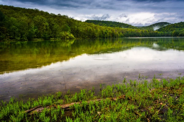 Despejando nubes de tormenta sobre el embalse de Long Pine Run, Michaux Stat — Foto de Stock