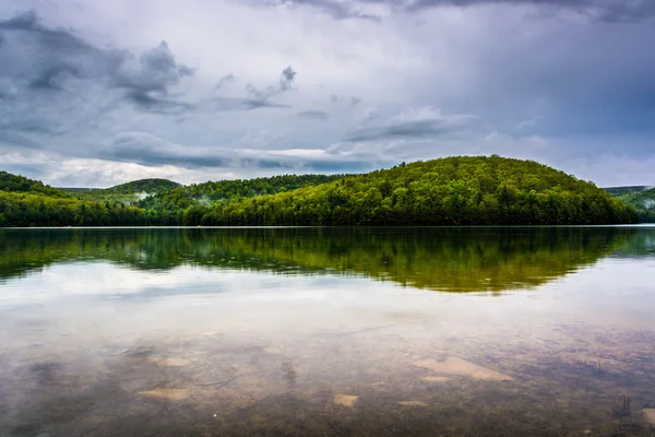 Clearing storm clouds over Long Pine Run Reservoir, in Michaux S — Stock Photo, Image