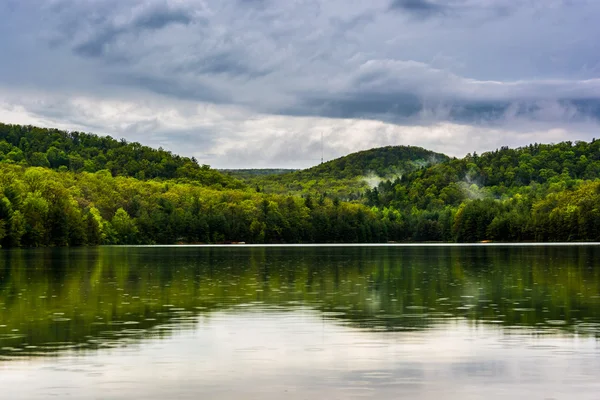 Limpando nuvens de tempestade sobre Long Pine Run Reservatório, em Michaux S — Fotografia de Stock