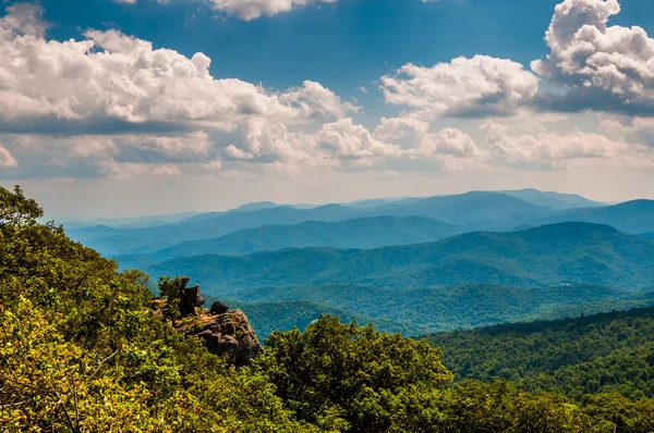 Acantilados y vista de las montañas Blue Ridge desde North Marshall , —  Fotos de Stock