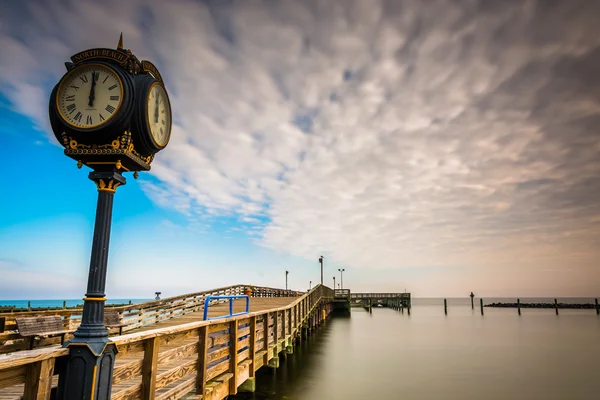 Relógio e cais em Chesapeake Beach, Maryland . — Fotografia de Stock