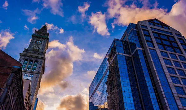 Torre del reloj y edificios modernos al atardecer en Boston, Massachuse —  Fotos de Stock