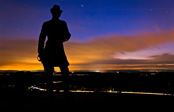 Clouds and stars moving behind a statue in a long exposure taken — Stock Photo, Image