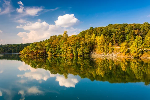 Clouds and trees reflecting in Prettyboy Reservoir, Baltimore Co — Stock Photo, Image