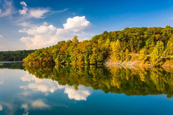 Wolken en bomen als gevolg van in prettyboy reservoir, baltimore co — Stockfoto