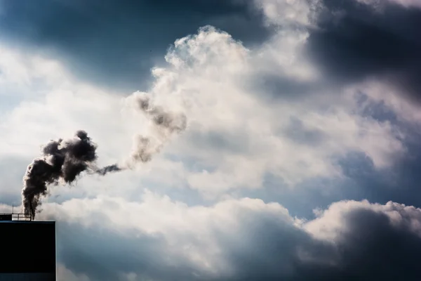 Wolken van stoom van een papierfabriek in voorjaar grove, pennsylvania. — Stockfoto