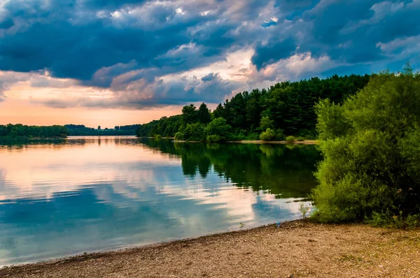 Clouds over Lake Marburg at sunset, Codorus State Park, Pennsylv — Stock Photo, Image