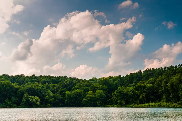 Moln över sjön williams, nära york, pennsylvania. — Stockfoto