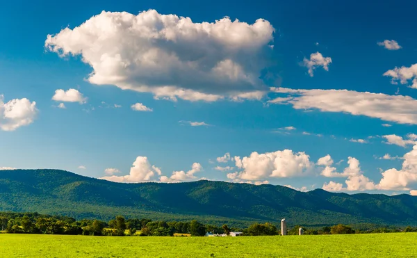 Nubes sobre la montaña Massanutten, en el valle de Shenandoah, Virg —  Fotos de Stock