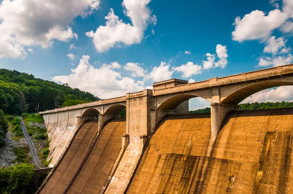 Clouds over Prettyboy Dam, in Baltimore County, Maryland. — Stock Photo, Image