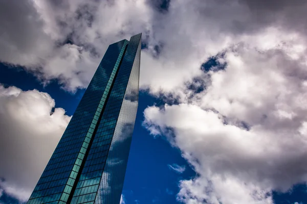 ボストンでは、massachu 建築現代のジョン ・ ハンコックの上の雲 — ストック写真