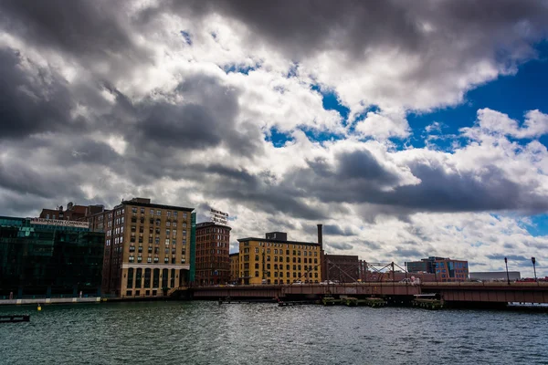 Fort point kanal ve Boston eski binalar üzerinde bulutlu gökyüzü, — Stok fotoğraf