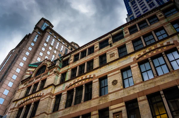 Bewolkte hemel over gebouwen in boston, massachusetts. — Stockfoto