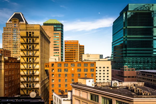 Cluster of highrises seen from a parking garage in downtown Balt — Stock Photo, Image