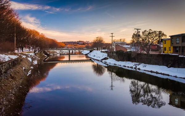 Codorus Creek al tramonto nel centro di York, Pennsylvania . — Foto Stock