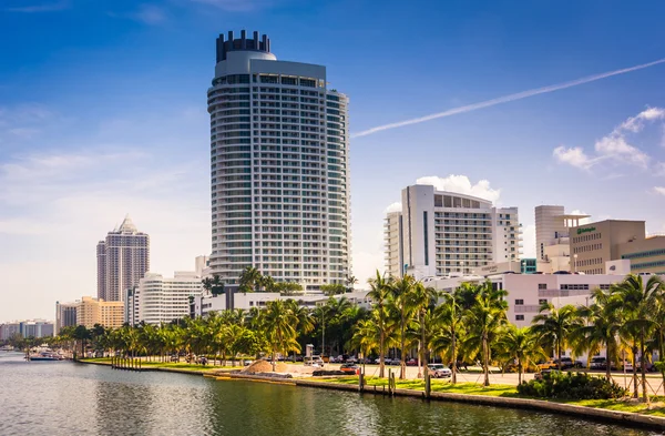 Canal Collins et bâtiments à Miami Beach, Floride . — Photo