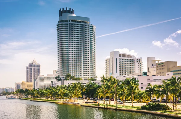 Collins Canal e edifícios em Miami Beach, Florida . — Fotografia de Stock